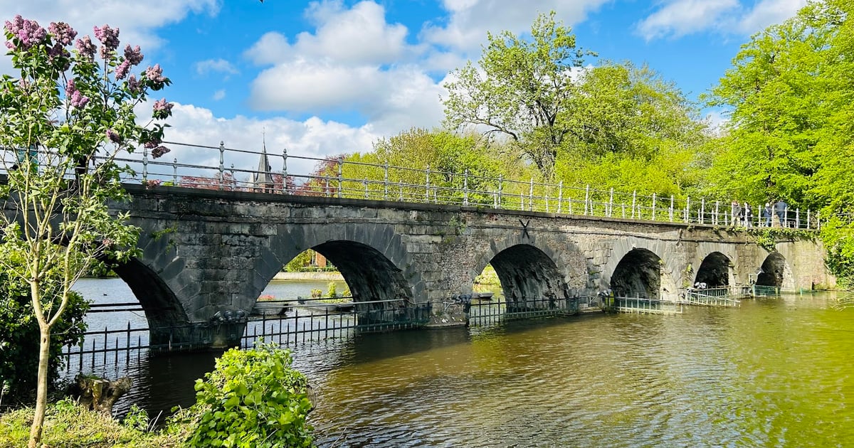 マキシム・モーフラ、「LE PONT DE LEGUENAY, BRUGES」 Glenmore Trail Pedestrian Bridge at Legsby Road - DIALOG